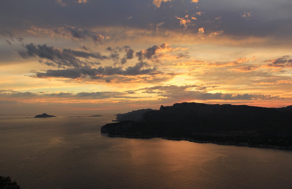 Coucher de soleil sur Cassis by lorcas