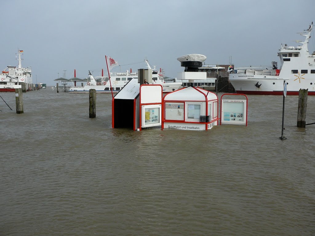 Sturmflut am Hafen von Harlesiel by Michael Hiepler