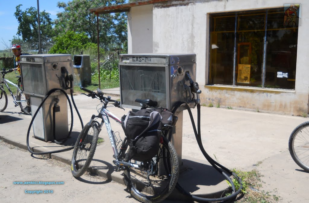 Vieja estacion de Servicio en Villanueva (www.aenbici.blogspot.com) by aenbici