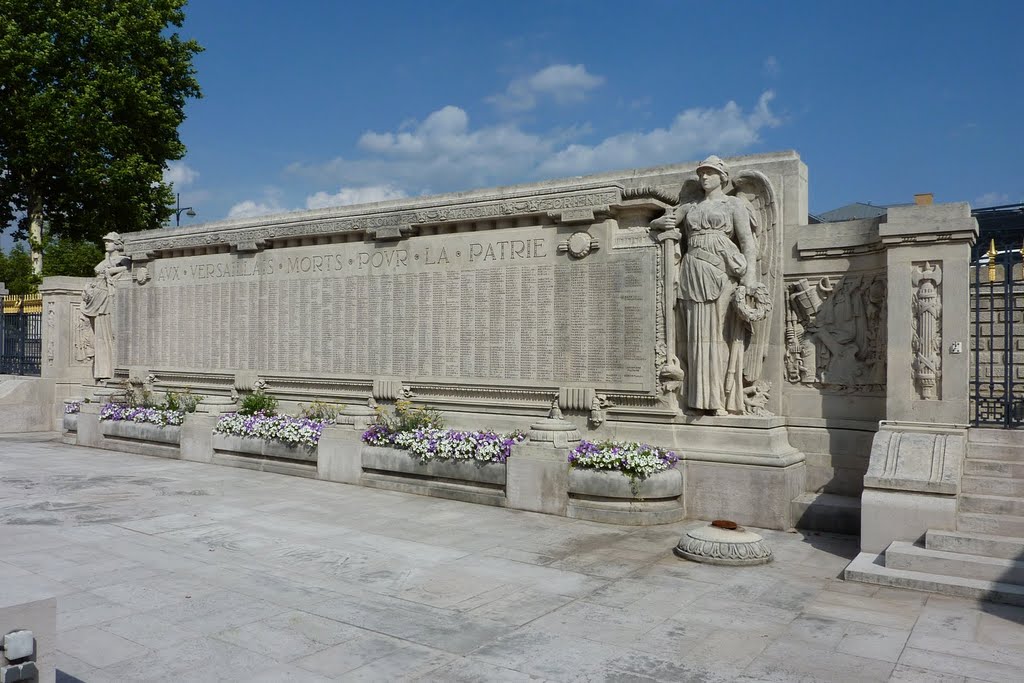 VERSAILLES - Monument aux Morts de 1914-1918 et 1939-1945 by Jacques Delmarle