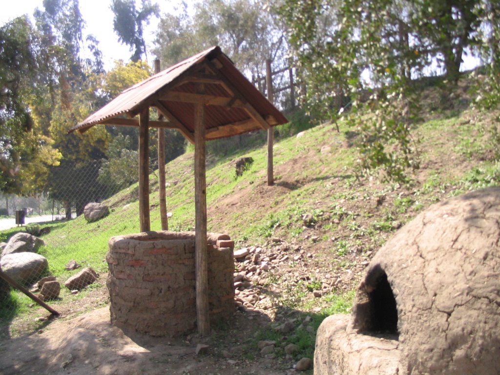 Pozo y horno de barro ubicados en el Parque Mahuida, La Reina, Santiago, Chile. by Patricia Santini