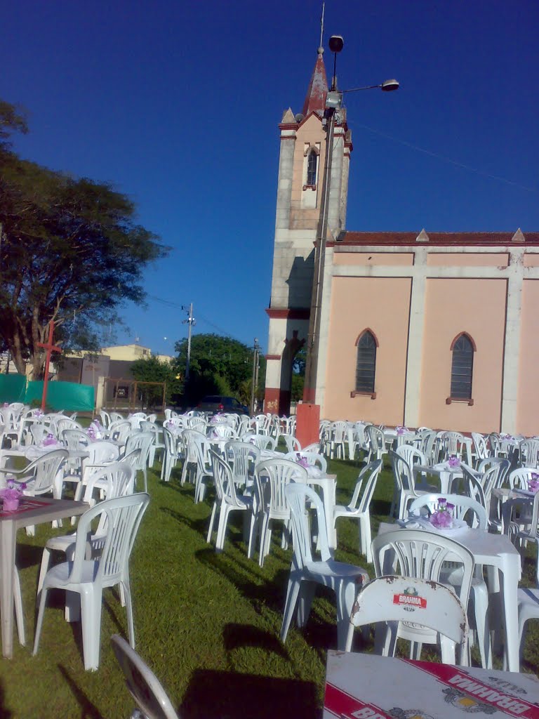 Preparando o patio para o jantar de casamento 27/10/10 by Arnaldo Hayase