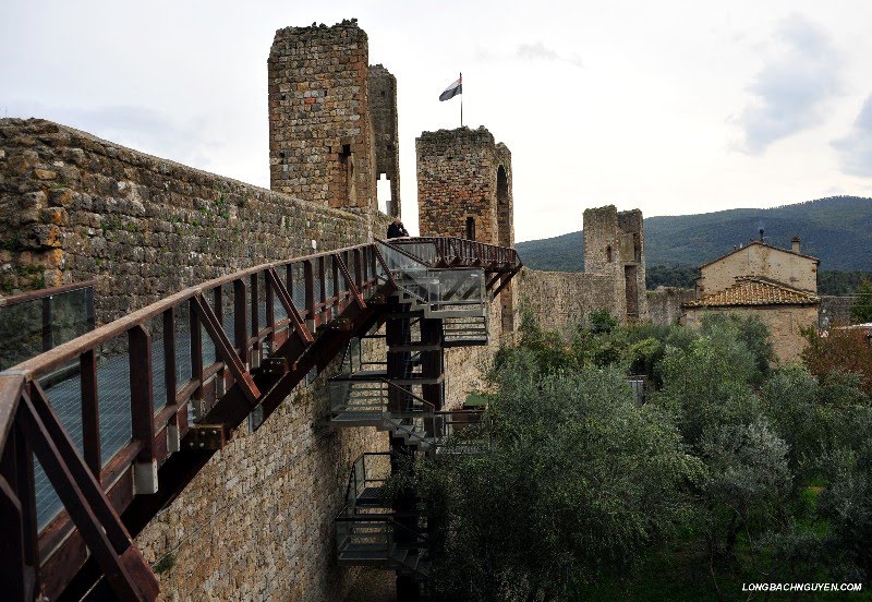 Wall of Monteriggioni by longbachnguyen