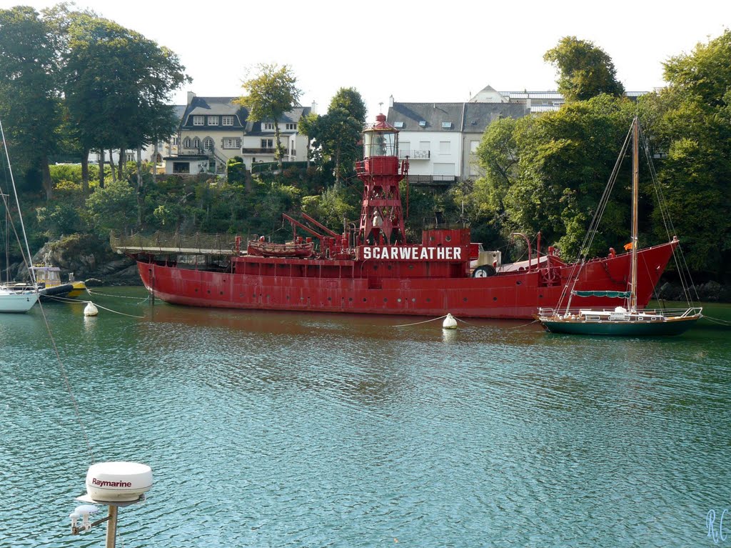 Bateau phare à Douarnenez by Roland Courtin