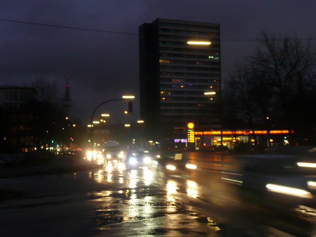 Fruchtallee Abends bei Regen by martinwalkt