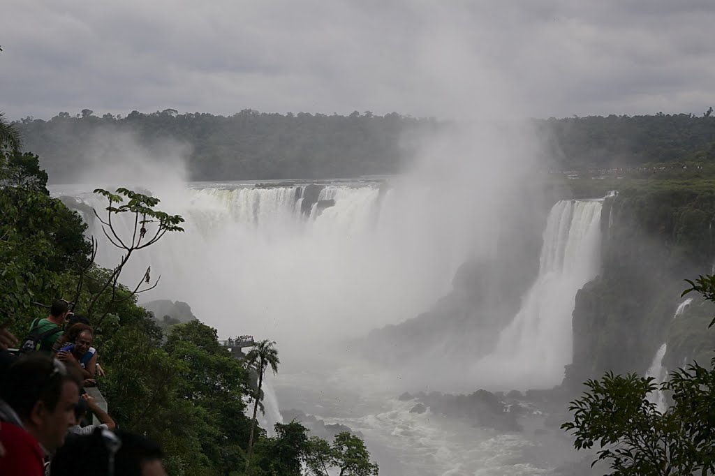 Cataratas vistas desde Brasil by Alberto Azparren