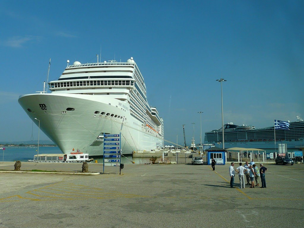 Grèce, au port de Katakolon vue sur les 2 paquebots MSC Magnifica et Splendida by Roger Narbonne