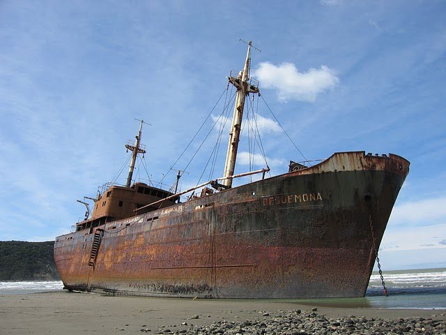 El Desdémona varado en el Cabo San Pablo, Tierra del Fuego, Argentina by rodoluca