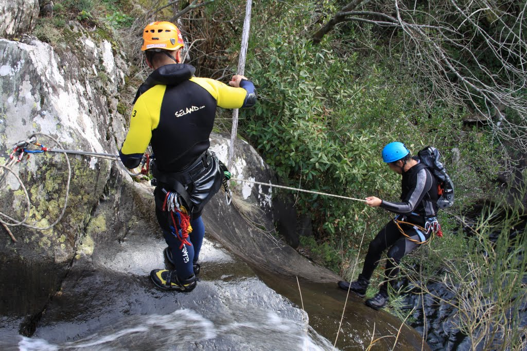 Canyoning trabalho de equipe, Ribeira das Paredes, Paredes, Pala - Mortágua by João Paulo Coutinho