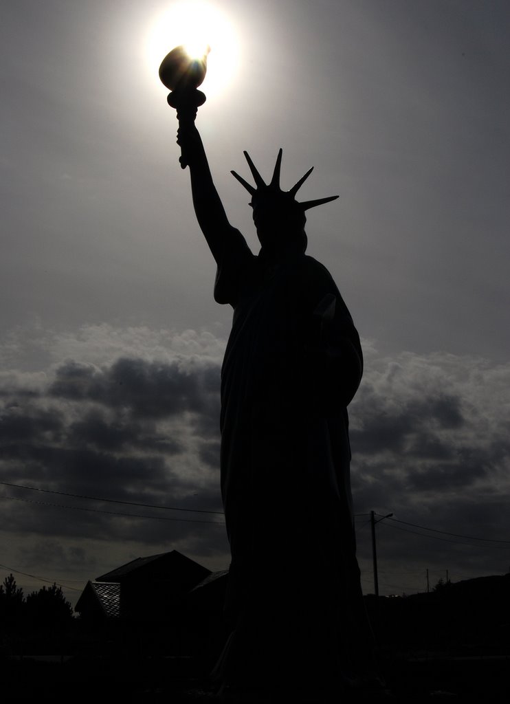 Statue of Liberty replica, Visnes by Thomas Ekrene