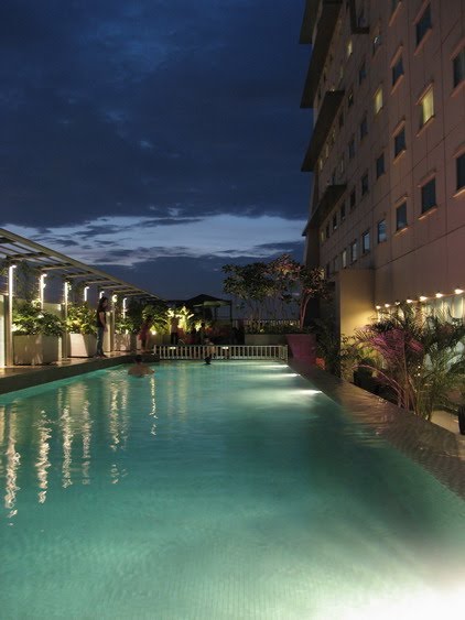 Swimming pool at harris hotel by herman tirtobudi