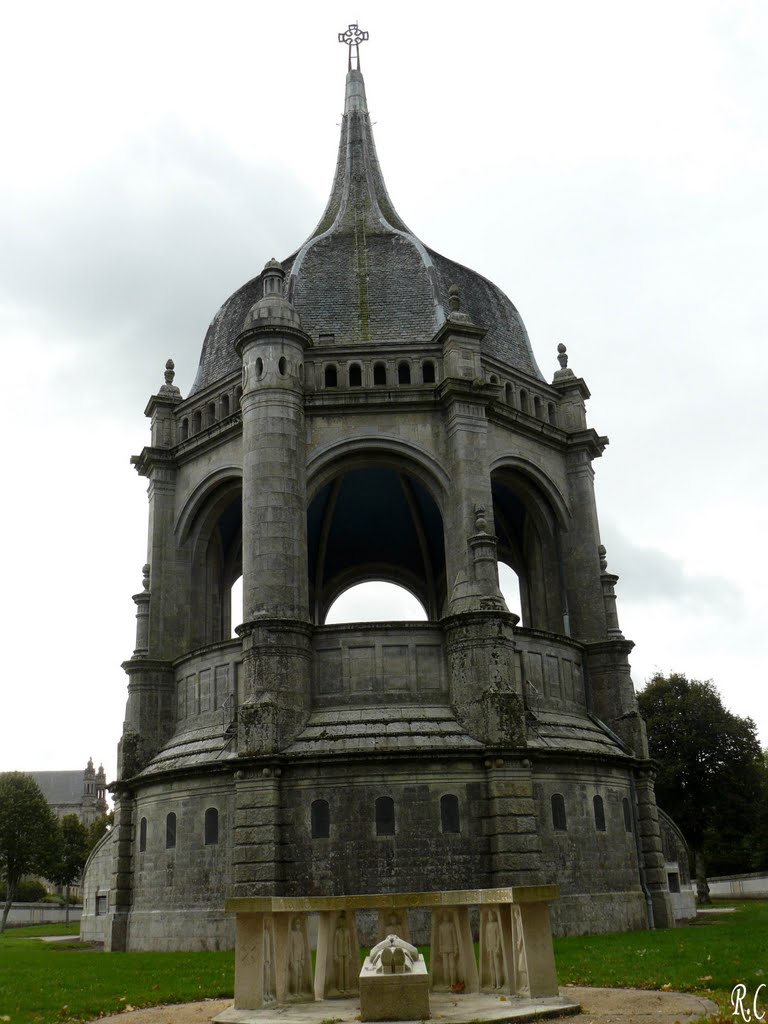 Monument aux Morts de Bretagne 1914/18 by Roland Courtin