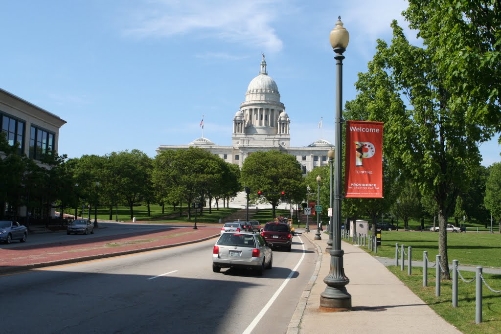 Al fondo el Rhone Island State House , en Providence by R Melgar