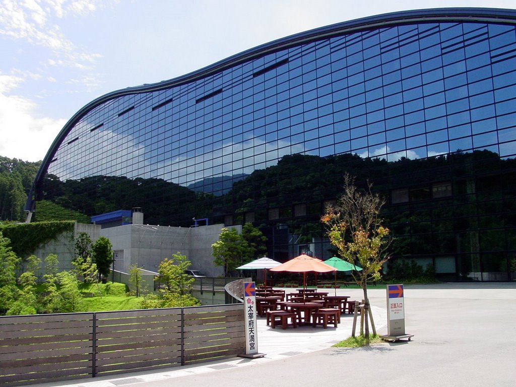 Patio Kyushu National Museum by ayusann