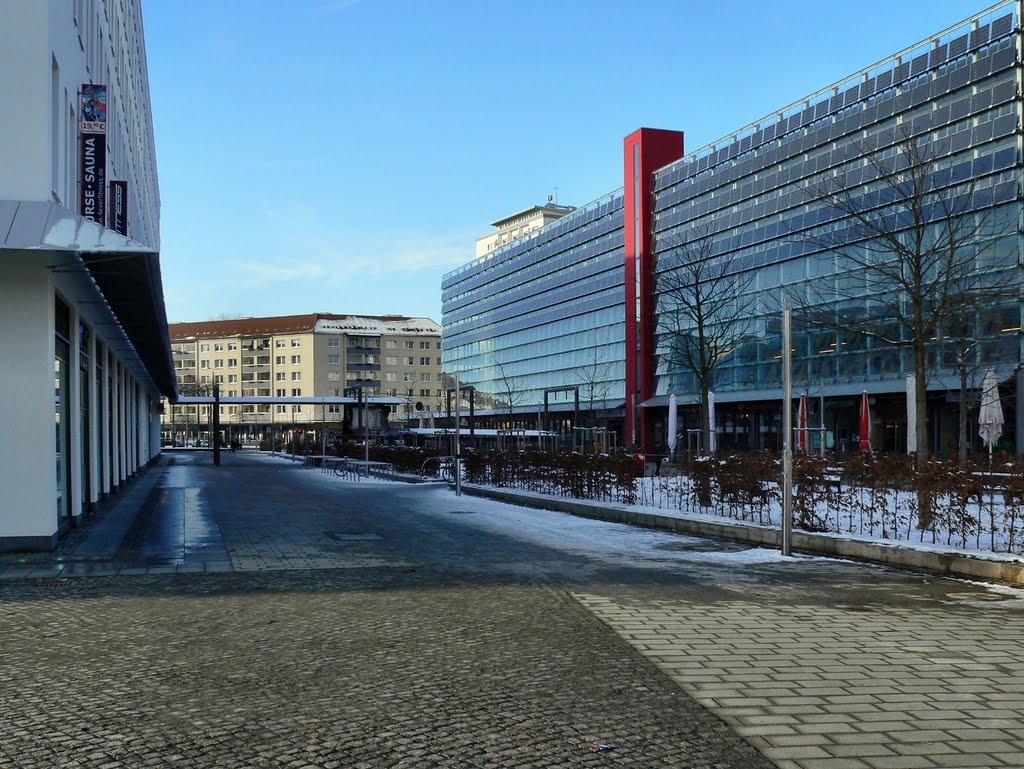 Chemnitz - Das Bürgerhaus links und das Parkhaus rechts "Am Wall" mit Blick auf die Theaterstrasse by Thomas Eichler