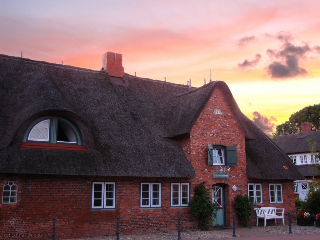 Altes Friesenhaus in Utersum, Frisör Pohlmann by Lothar Wiese