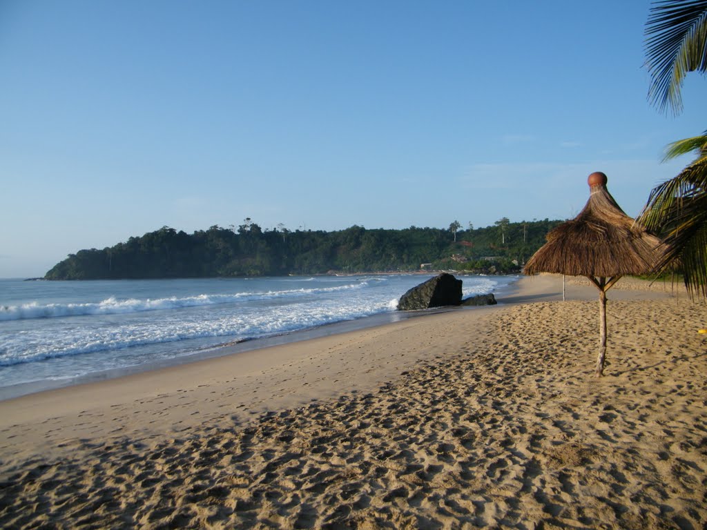 Butre beach by stedor