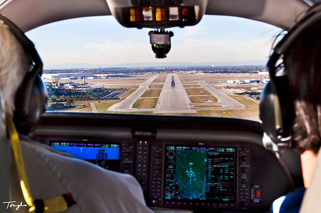 Coming In For Landing - Long Beach, CA airport by H Tongho