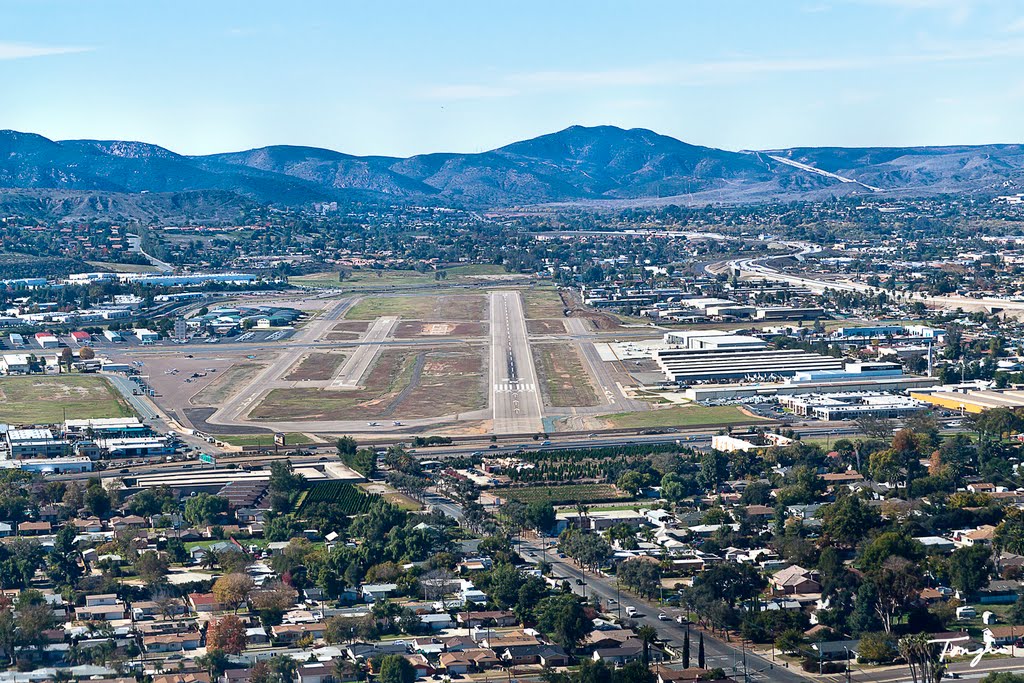 Landing On Runway 27R, Gillespie Field (San Diego, CA) by Tongho