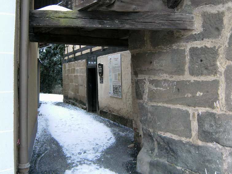 Altes Backhaus (Backofen hinter Brennholz versteckt) - Torwächterhäuschen - Turmaufgang by Reznap