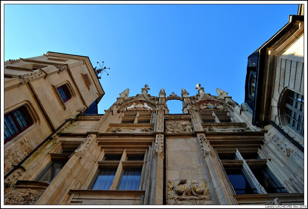 Facade dans la cour de l' hôtel de Bourgtheroulde by Landry Lachèvre