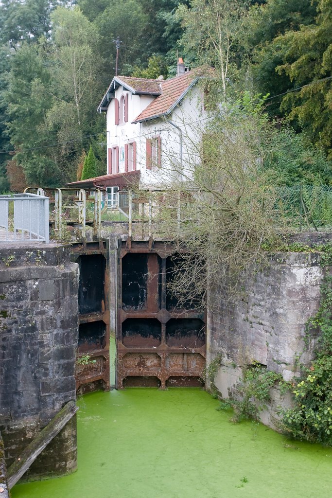 Vieux canal Ecluse 1, pret de Plan Inclinée Arzviller, Canal de la Marne au Rhin by www.binnenvaartinbeeld.com