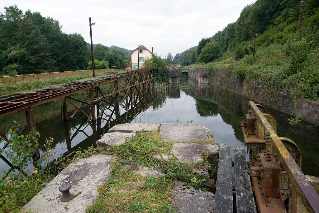 Vieux canal Ecluse 2, pret de Plan Inclinée Arzviller, Canal de la Marne au Rhin by www.binnenvaartinbee…