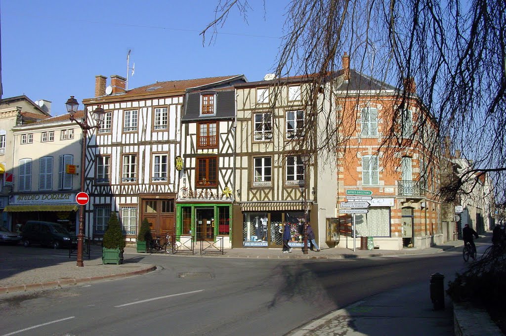 Châlons-en-Champagne : carrefour des rues Croix-des-Teinturiers et Carnot by Effel