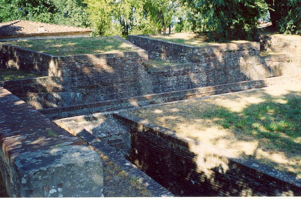 Lucca, looking into Bastion S. Salvatore by PeterE