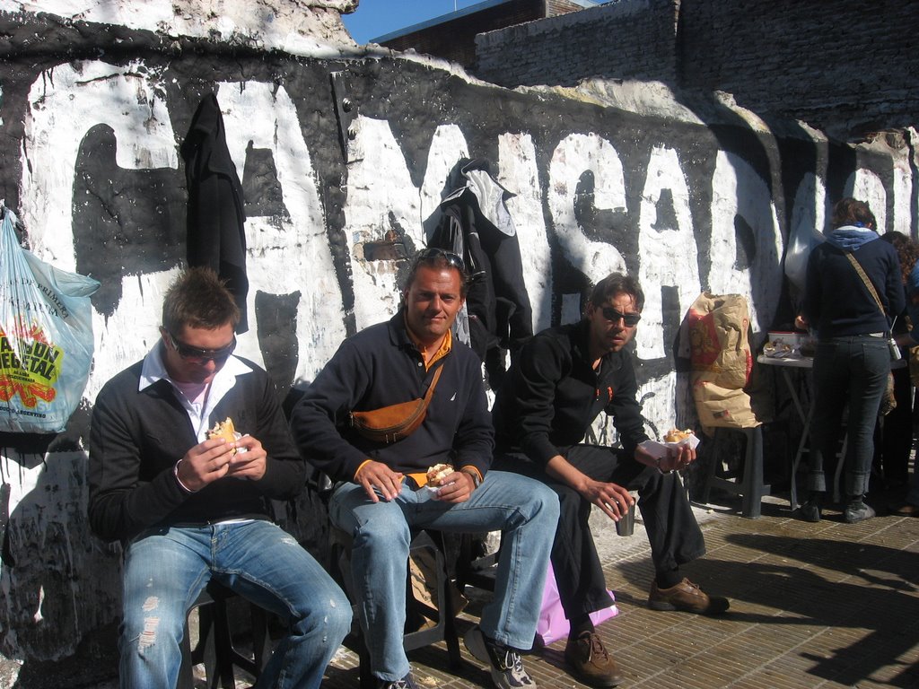 Mangiando in strada vicino alla BOMBONERA by Claudio Zecchini