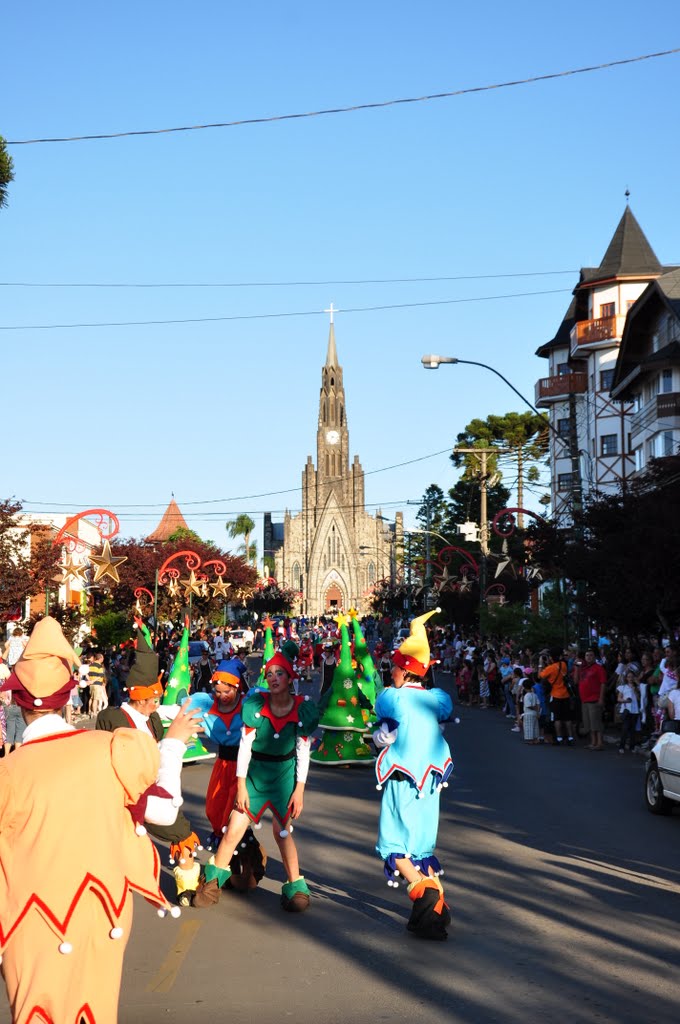 Parada de Natal na Rua Felisberto Soares em frente a Catedral de Pedras no centro de Canela, Rio Grande do Sul. Novembro de 2010. by Wagner Rocha