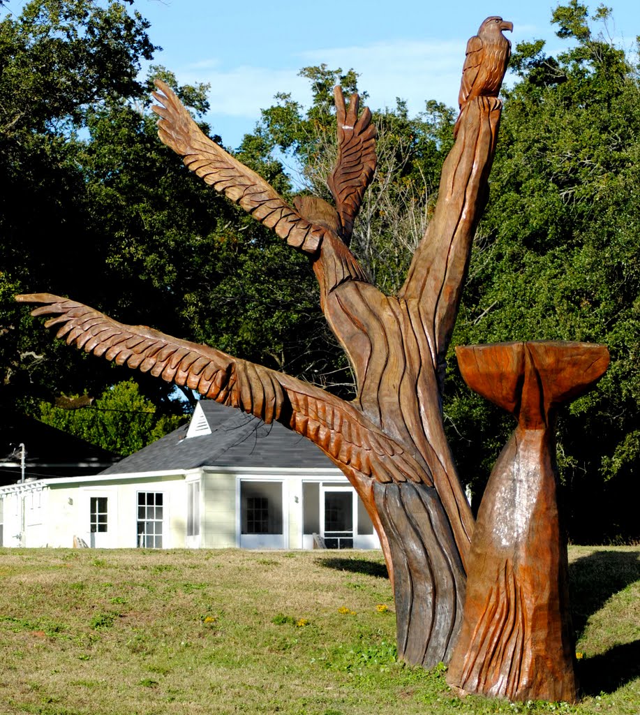 Tree carving on the beach in Biloxi, Mississippi by RogueNeutron