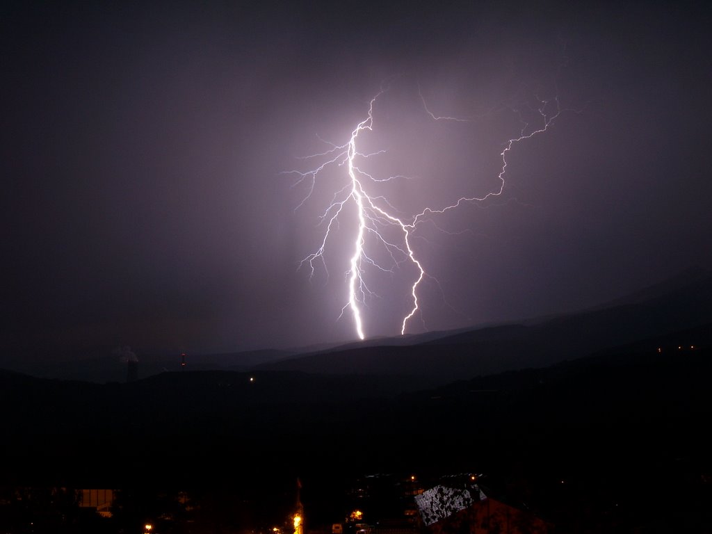 Tormenta sobre Anllares, vista desde Páramo by Luis Amigo