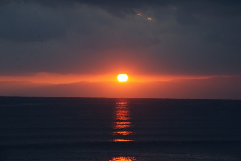 江ノ島で見た晩秋の夕陽 by photodas