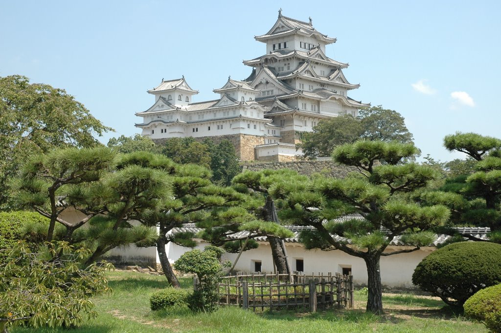 Himeji Castle by bheinemann