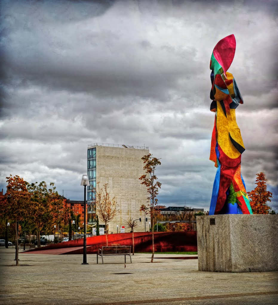 Valladolid y estatua de Gabarrón by Fran Villalba