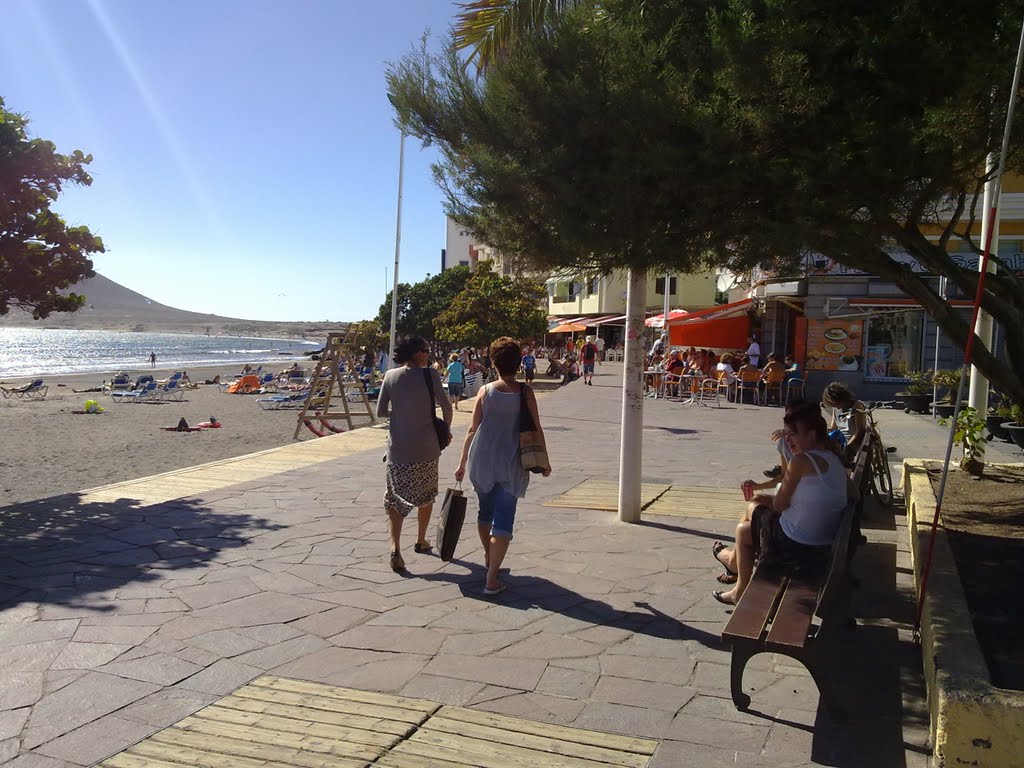 Paseando por la playa, El Médano by jose fco