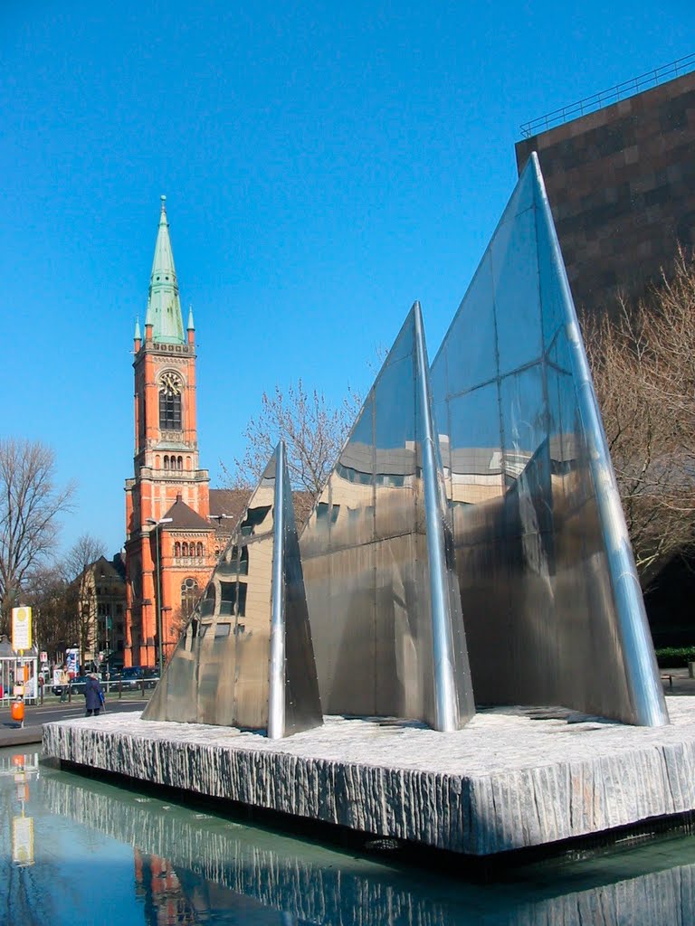 2004 Düsseldorf. Johanneskirche mit Segelbrunnen. by Loic Houart