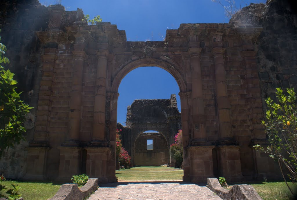 Por la entrada al área de altar de la catedral. (Through the entrance to the altar area of the cathedral.) by geogeek