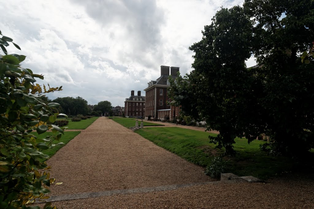 London - Franklin's Row - View SW on Royal Hospital Chelsea 1692 by Sir Christopher Wren by txllxt