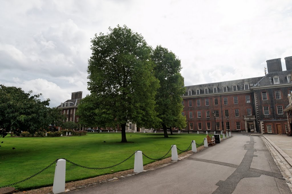 London - Franklin's Row - View South on Royal Hospital Chelsea 1692 by Sir Christopher Wren by txllxt