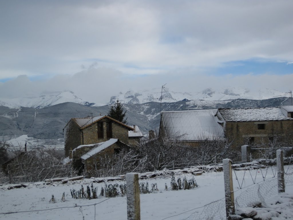 Vista del Pirineo desde Casa Martín en NAVASA (Huesca) by TORAN