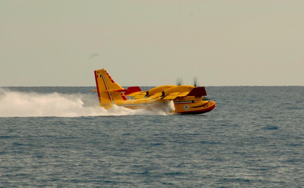 Riva Trigoso Spiaggia di ponente  2007 09 06 h 16.50 Canadair in missione (rifornimento) by Tino Gianbattista Co…