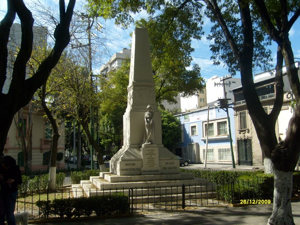 Calle y monumento en dia Domingo by Sergio Barrios Monterde