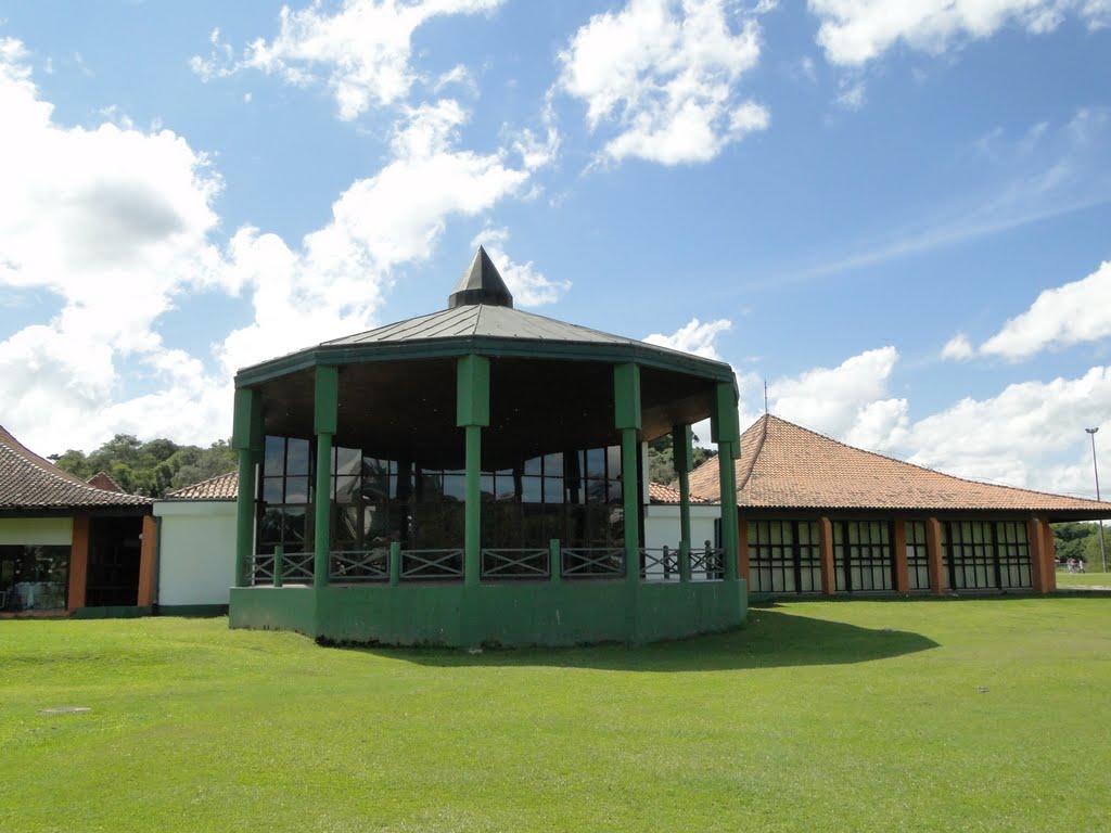 Fundos do restaurante Maggiore no Parque Barigui em Curitiba, PR. by Ricardo Mercadante