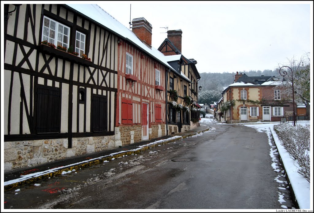 Façades de maisons Normandes au Bec Helloin by Landry Lachèvre