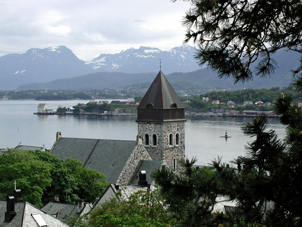 Ålesund by Malcolm Bott