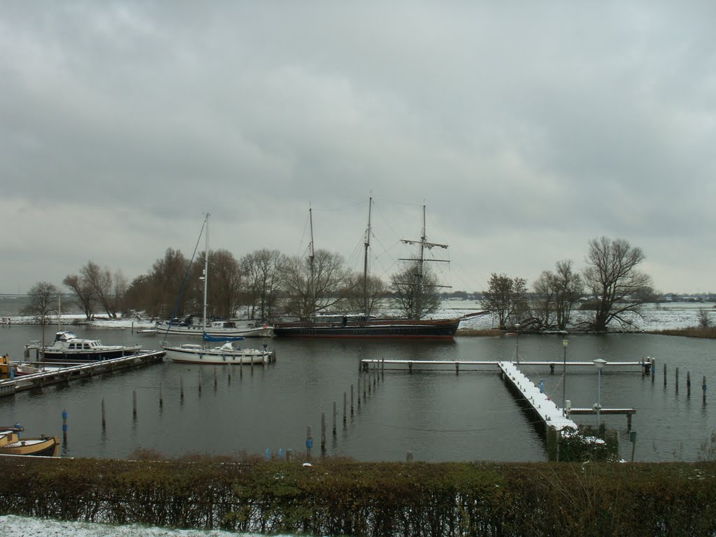 Elisabeth Smit in een stille Muider haven. by Roeland 1578