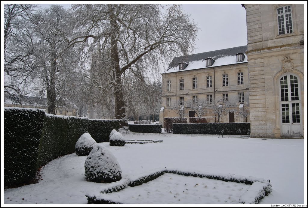 Cour de l' Abbaye du Bec by Landry Lachèvre