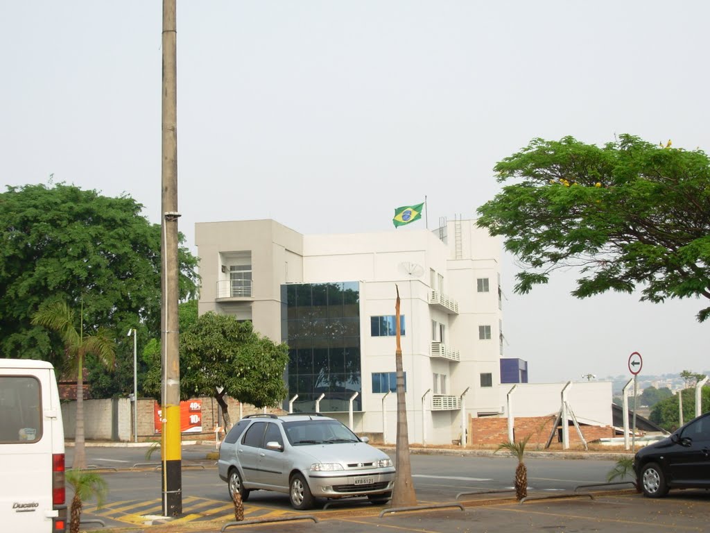 Fundação Tiradentes e Bandeira vista do estácionamento do Agraguaia Shopping Goiânia GO by José Nery Galvão